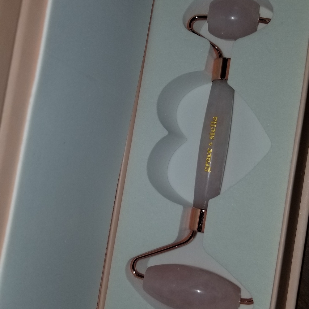 Brand new Rose Quartz Facial Roller